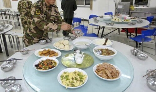 英亚官网首页|健康美食:酸辣折耳根、擂椒茄子、皮蛋拌黄瓜、洋葱炒鸡蛋的做法(图3) 英亚官方网站